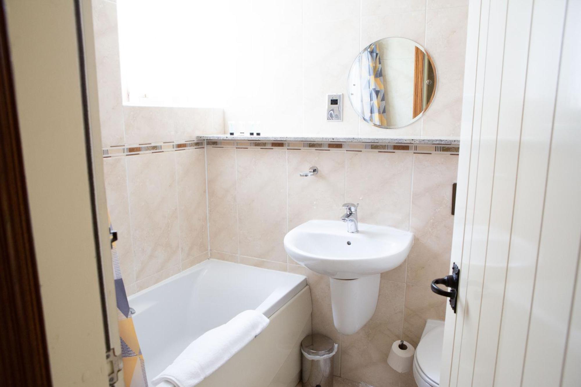 Отель Coach House Bentham Экстерьер фото