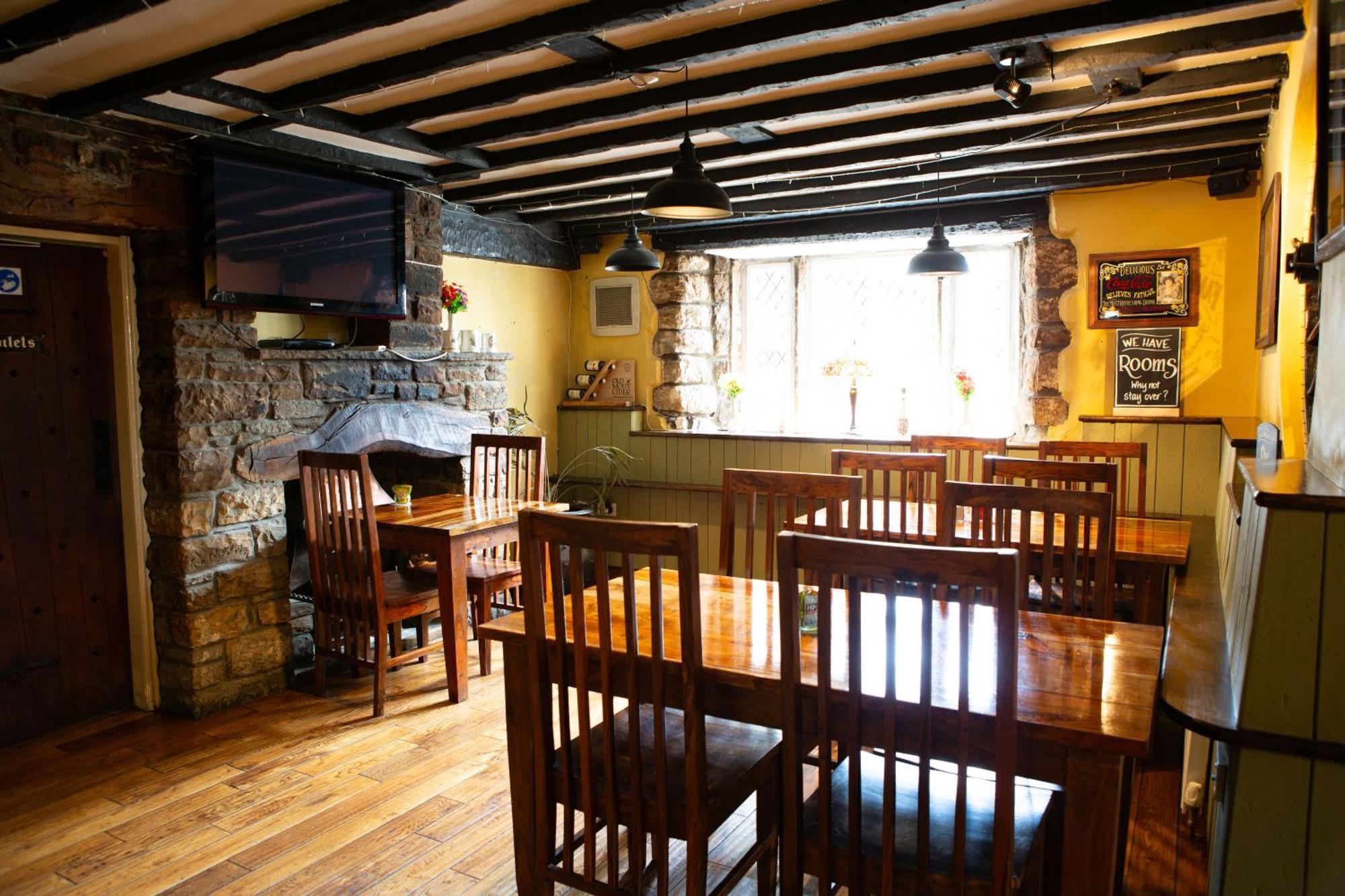 Отель Coach House Bentham Экстерьер фото