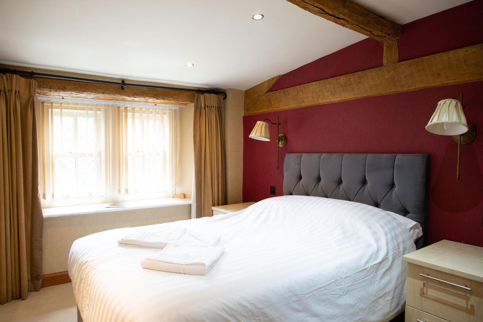 Отель Coach House Bentham Экстерьер фото