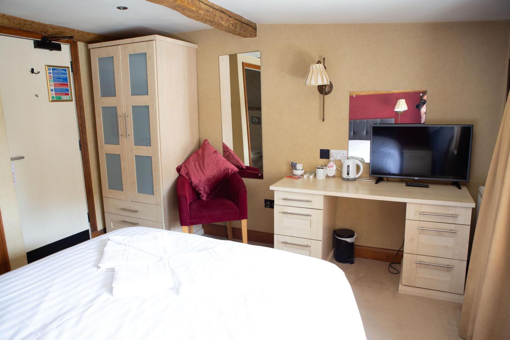 Отель Coach House Bentham Экстерьер фото
