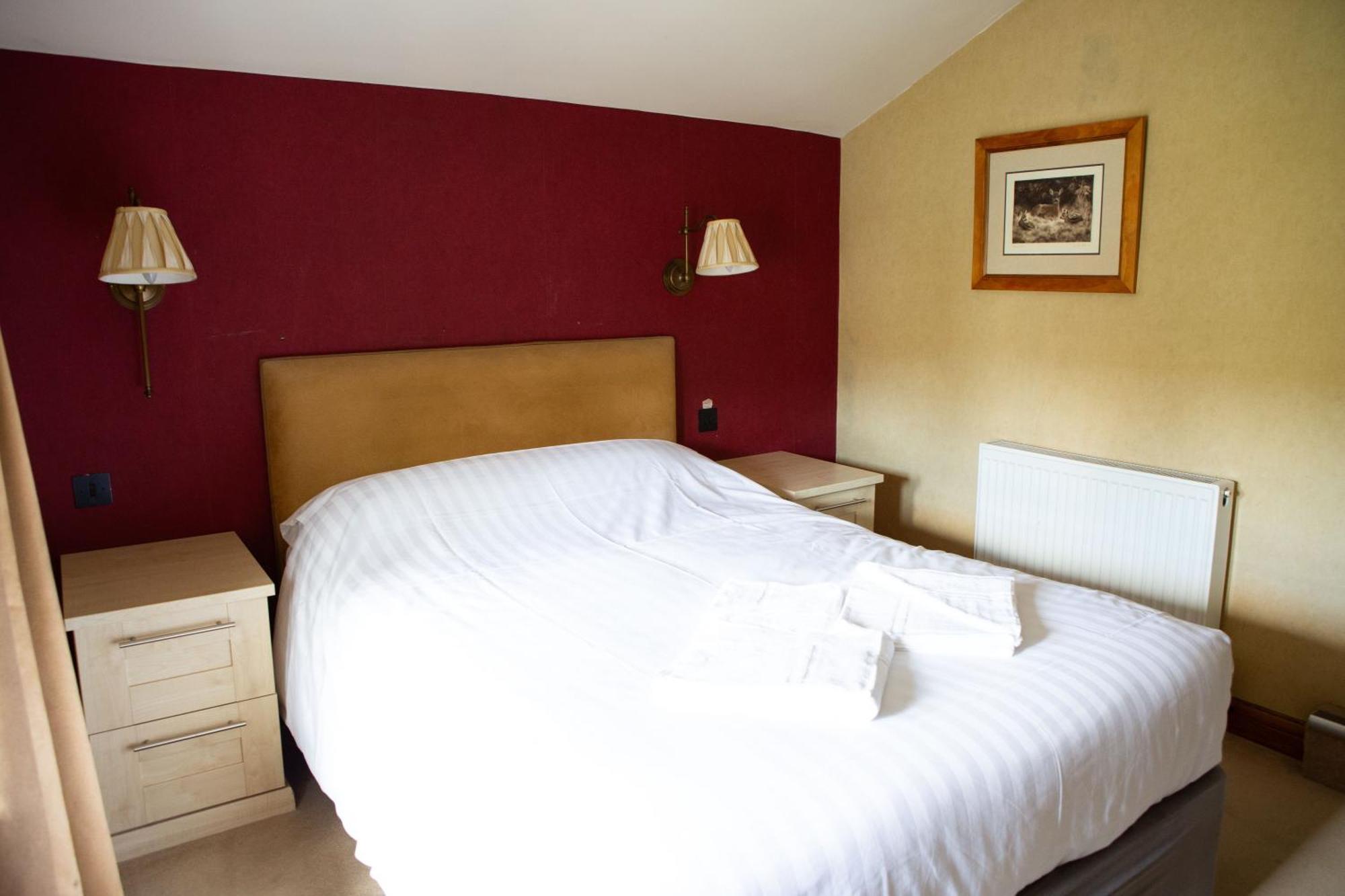 Отель Coach House Bentham Экстерьер фото