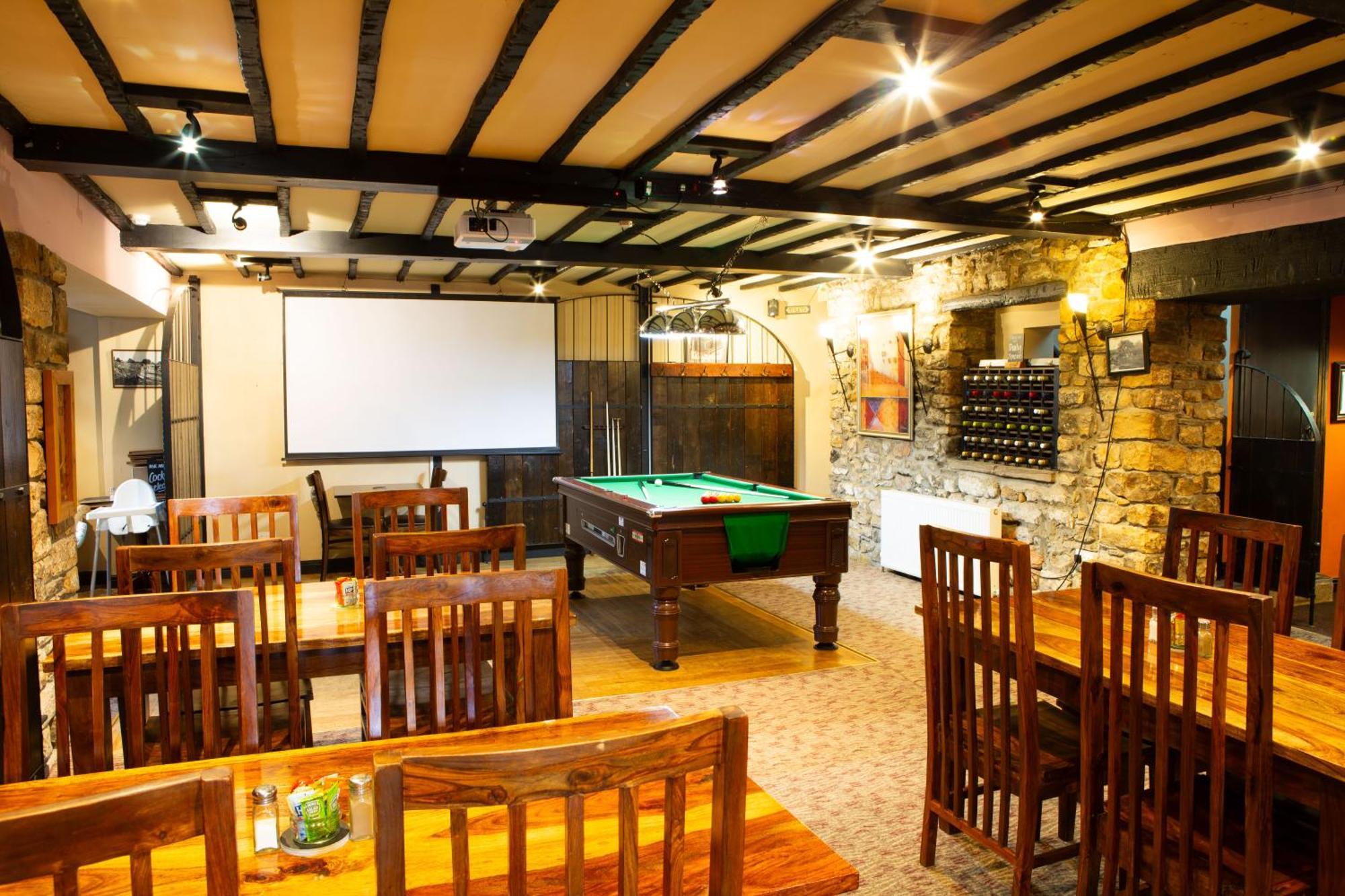 Отель Coach House Bentham Экстерьер фото