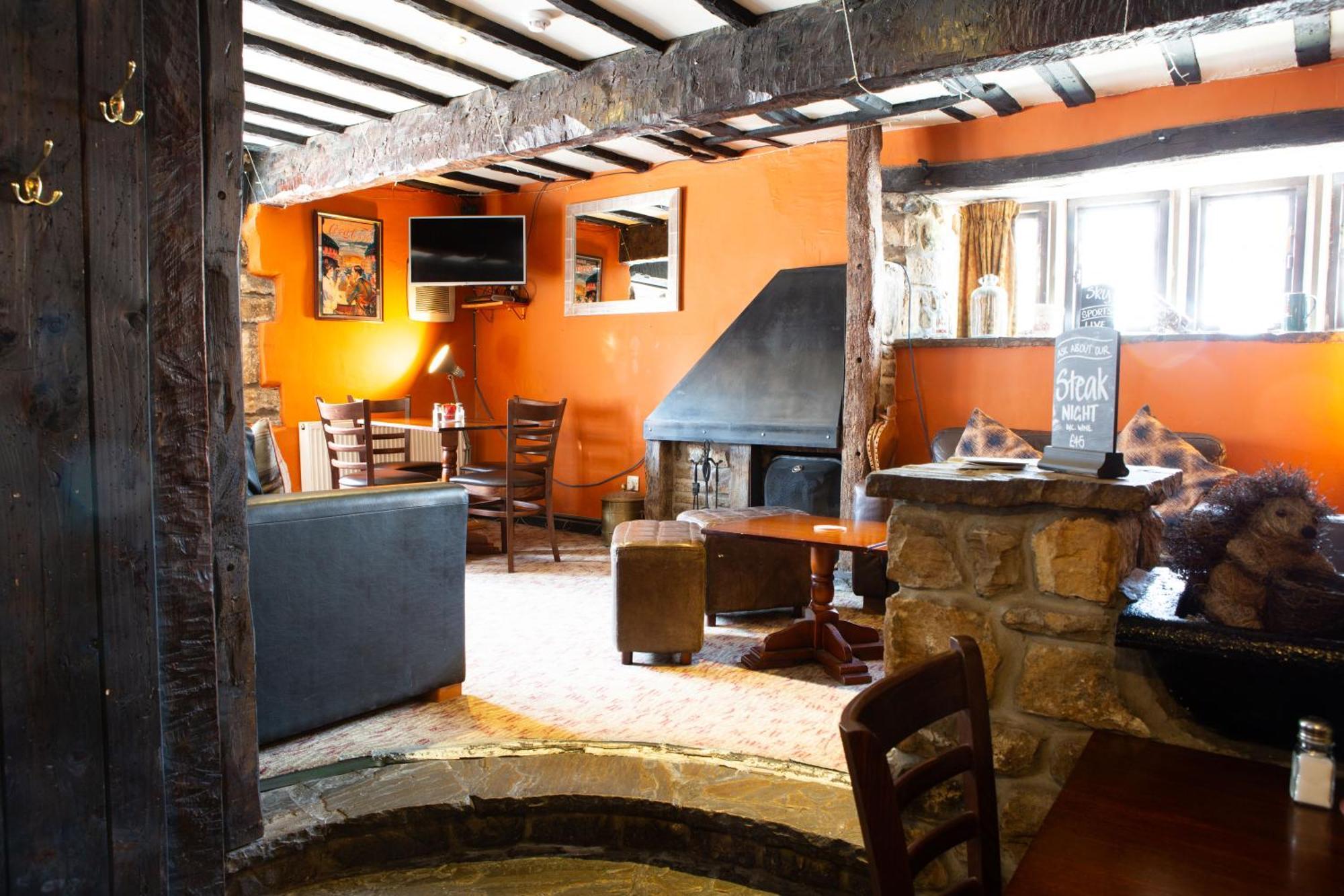 Отель Coach House Bentham Экстерьер фото